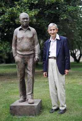 Freeman Dyson with the statue of Fred Hoyle