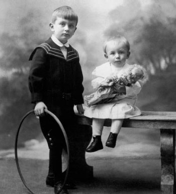 Kurt Gödel (right) with his brother Rudolf around 1908. 