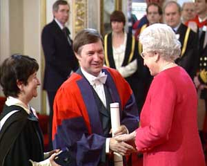 John D Barrow and Cambridge University's Vice Chancellor Alison Richard, receiving the Queen's Anniversary Prize