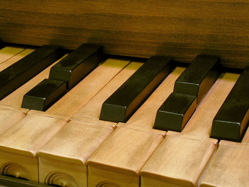 A harpsichord (circa 1620) with split black notes tuned to sound good in different keys (Image courtesy <a href='http://www.music.ed.ac.uk/euchmi/'>Edinburgh University Collection of Historic Musical Instruments</a>)